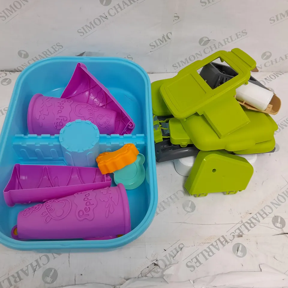 ASSORTED TOYS TO INCLUDE SMOBY LARGE CASH REGISTER AND PEPPA PIG SAND AND WATER TABLE 