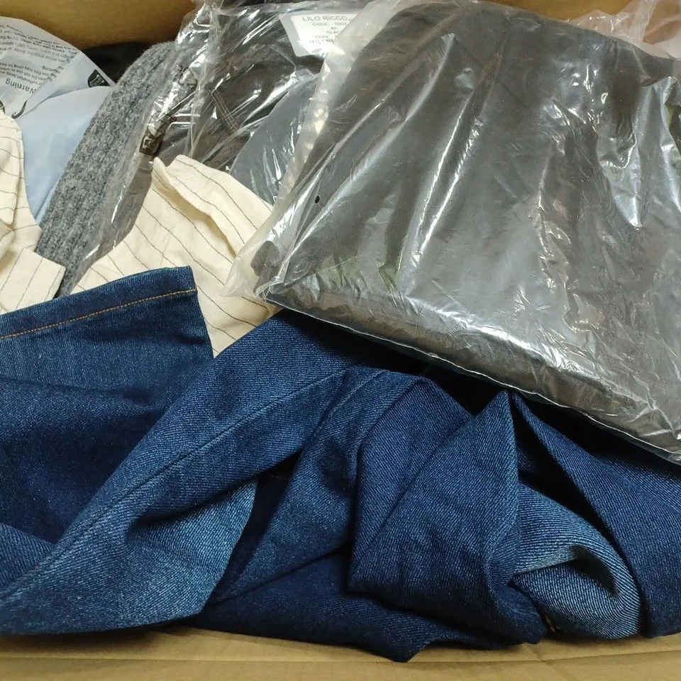 BOX OF APPROXIMATELY 25 ASSORTED CLOTHING ITEMS TO INCUDE - SOCKS , T-SHIRT , DRESS ETC