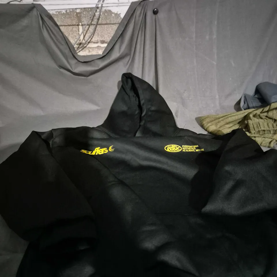 BOX OF APPROXIMATELY 25 ASSORTED CLOTHING ITEMS INCLUDING FLORAL DRESS , FLEECE BOTTOMS AND