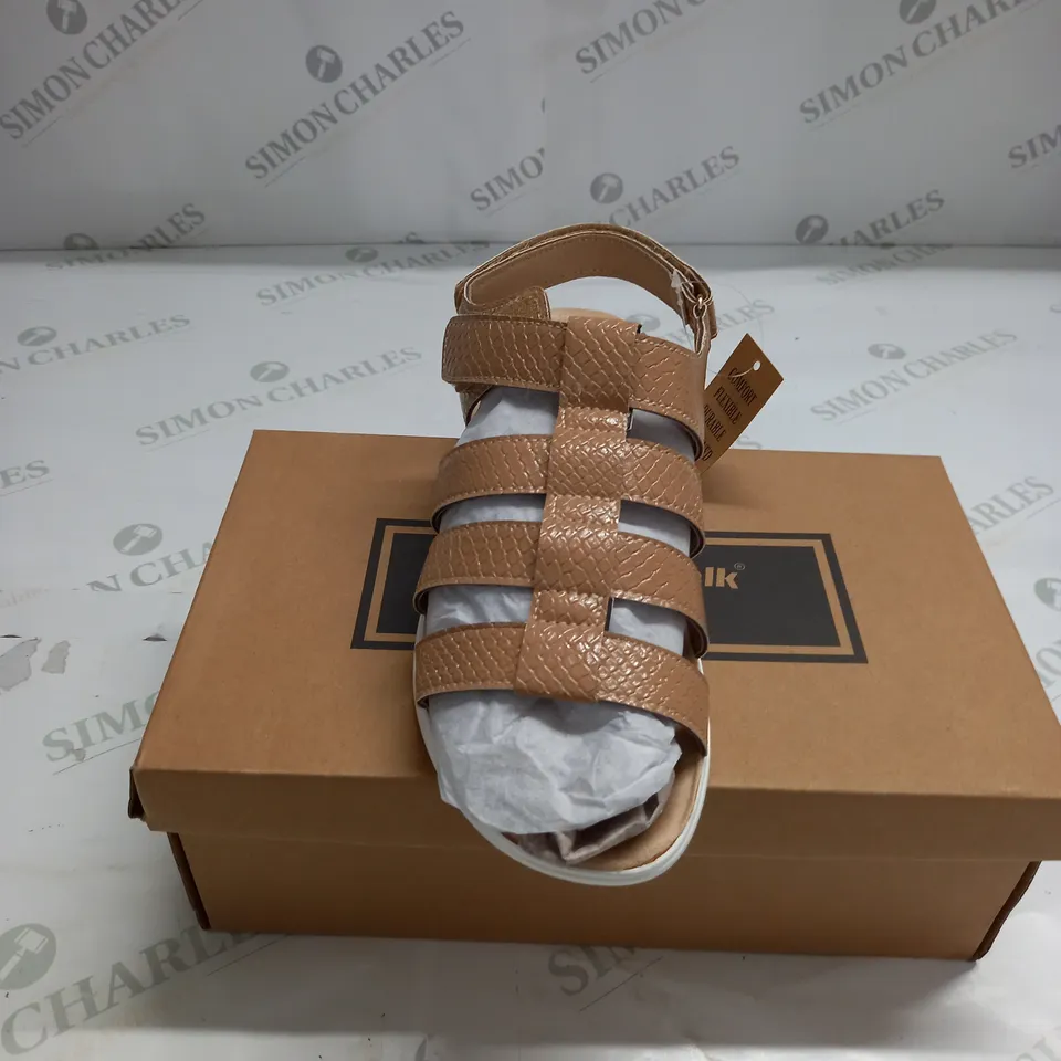 BOXED PAIR OF CUSHION WALK ONE TOUCH CLOSE SANDALS IN TAN - SIZE 7