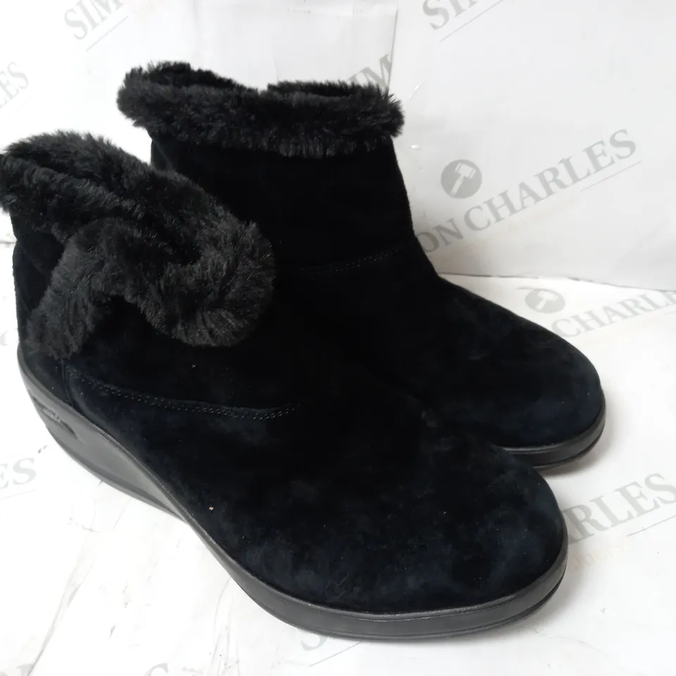 SKECHERS BLACK WEDGE BOOTS - SIZE 6