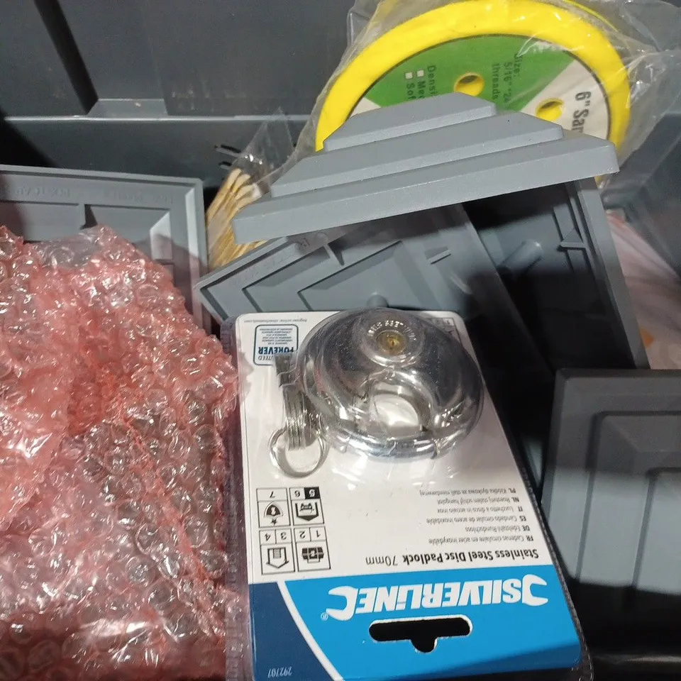 GROUP OF ASSORTED HOUSEHOLD ITEMS 
