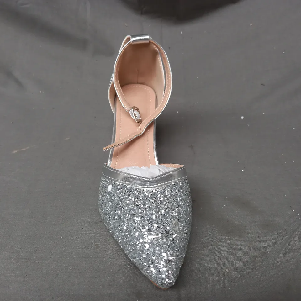 BOXED PAIR OF DESIGNER POINTED TOE BLOCK HEEL SHOES IN METALLIC SILVER W. GLITTER EFFECT EU SIZE 38