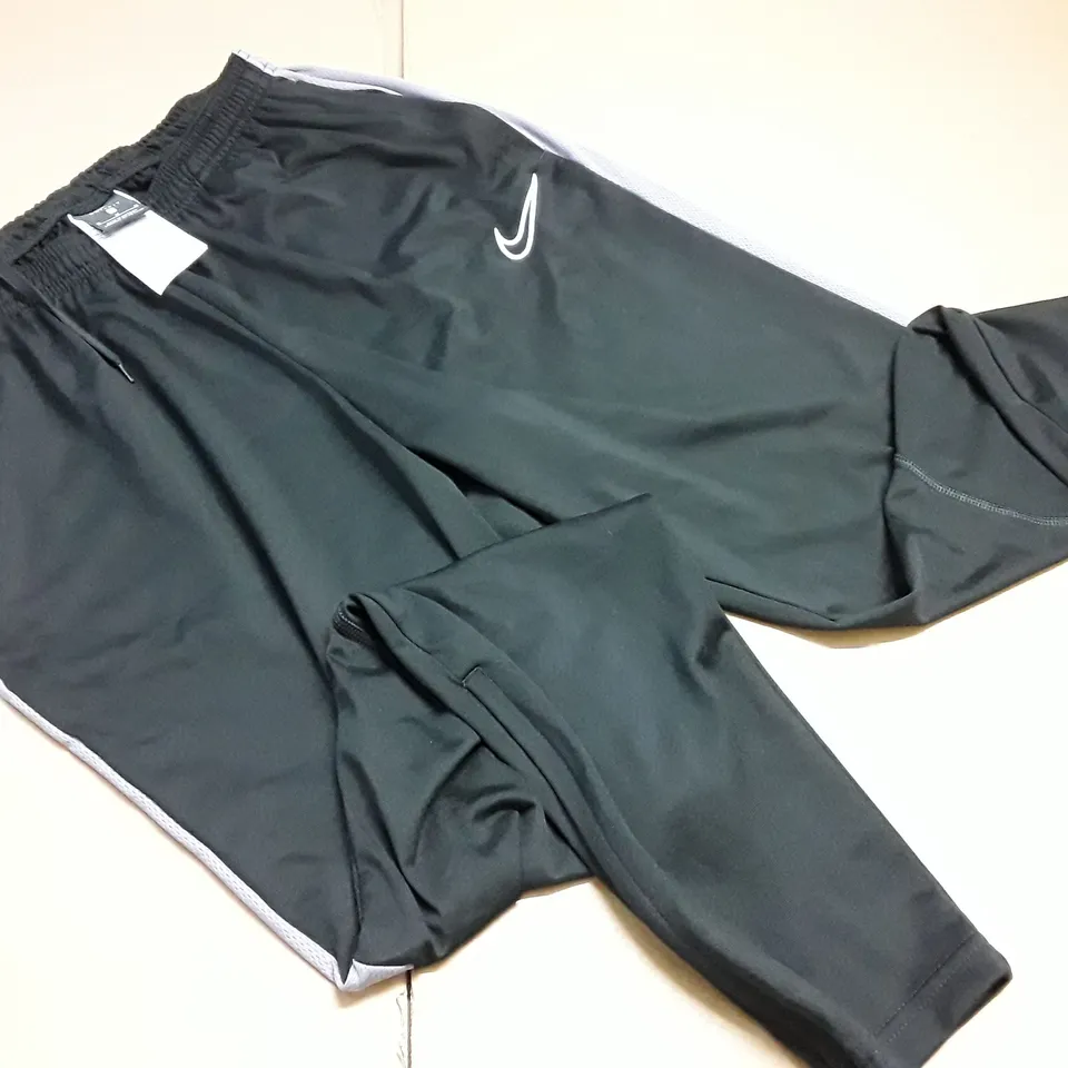 NIKE TRACK PANTS - M