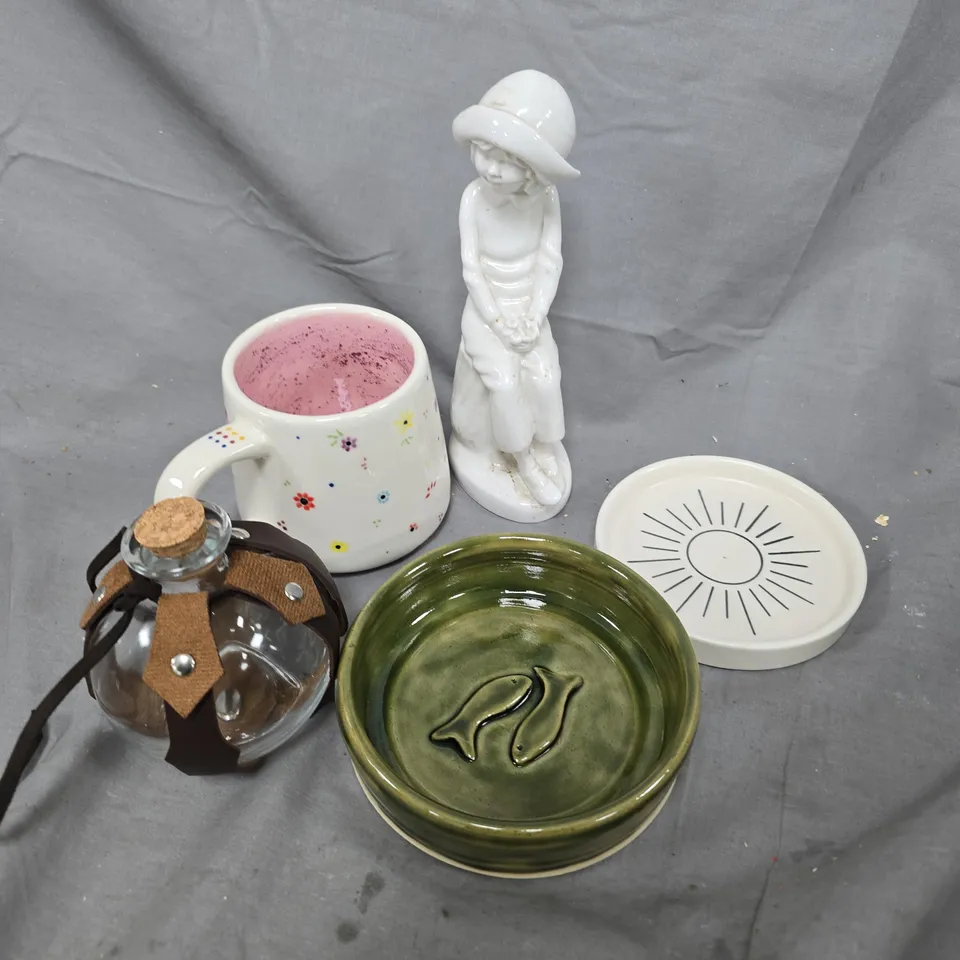 APPROXIMATELY 12 ASSORTED HOUSEHOLD PRODUCTS TO INCLUDE HOME DECOR, COASTERS, GLASS CONTAINER ETC 