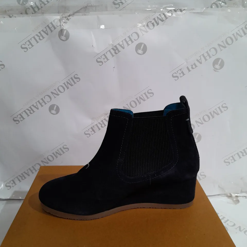 BOXED PAIR OF WHITE STUFF ISSY SUEDE WEDGE BOOTS IN NAVY BLUE - UK SIZE 7