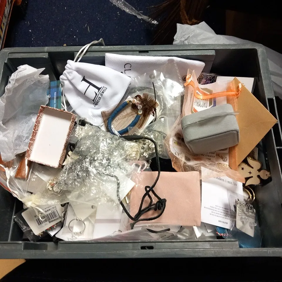 LARGE QUANTITY OF ASSORTED JEWELLERY AND ACCESSORIES