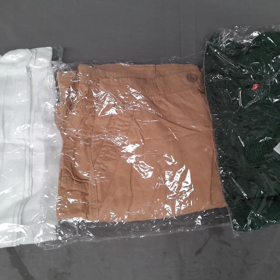 BOX OF APPROXIMATELY 20 ASSORTED CLOTHING AND FASHION ITEMS IN VARIOUS STYLES, SIZES, AND COLOURS 
