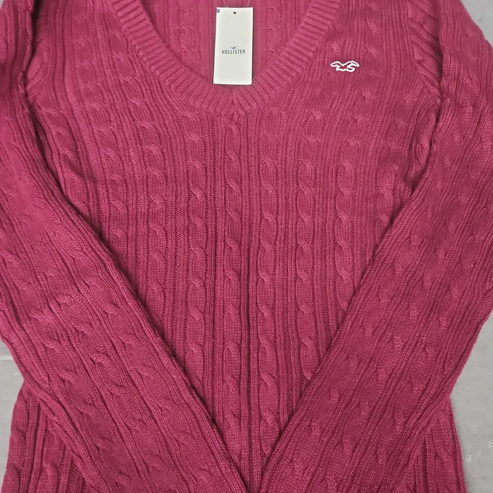 HOLLISTER CABLE-KNIT ICON V-NECK SWEATER IN WINE RED SIZE SMALL
