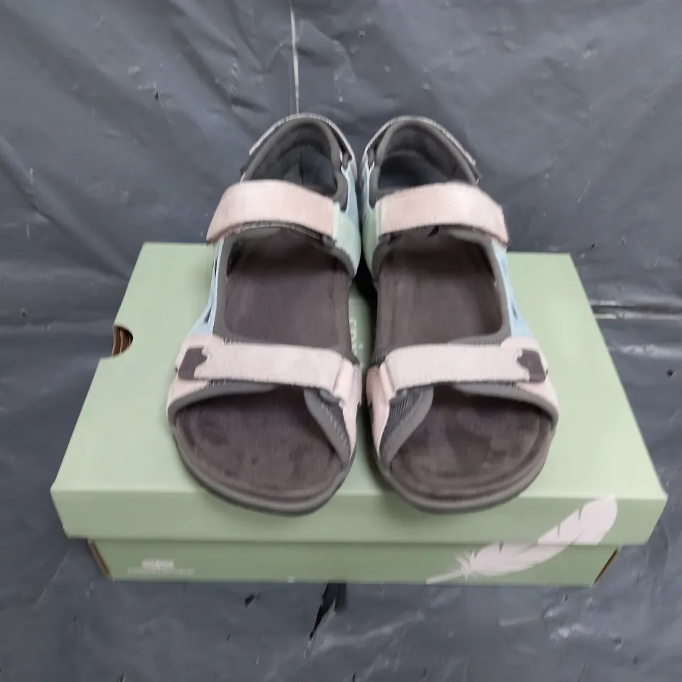 BOXED PAIR OF WOMENS FREE SPIRIT SUEDE MULTI SANDALS SIZE 6