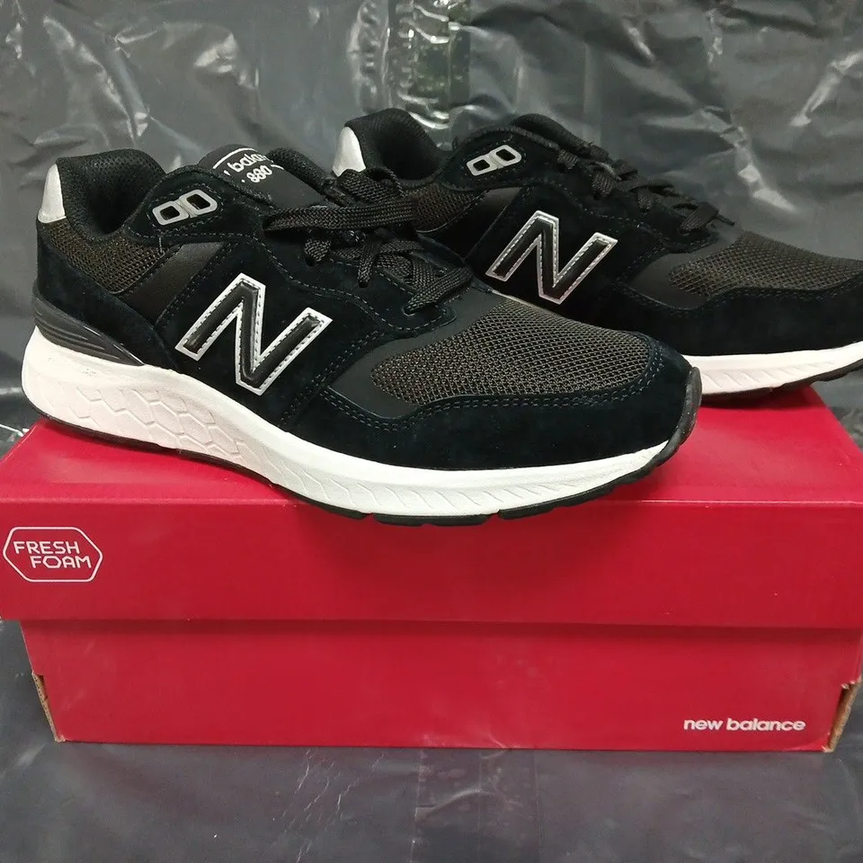 BOXED PAIR OF NEW BALANCE 880 TRAINERS IN BLACK SIZE UK 7.5