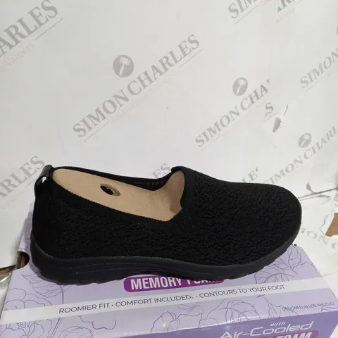 BOXED BLACK SKECHERS SIZE 4