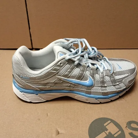 UNBOXED PAIR OF NIKE BOWERMAN SERIES TRAINERS IN WHITE/SILVER - UK 4.5