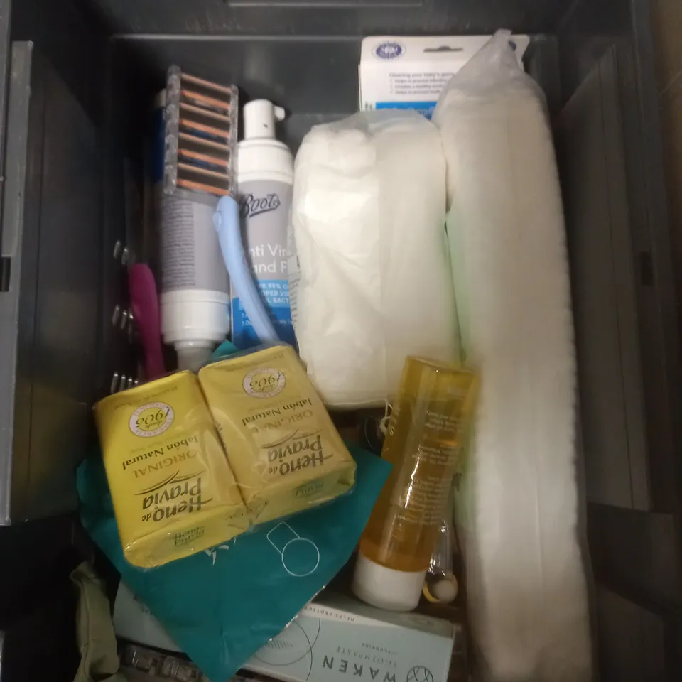 APPROXIMATELY 20 ASSORTED COSMETIC PRODUCTS TO INCLUDE - LIZ EARLE SKIN TONIC - VASELINE PROTECTING JELLY - ELF EYESHADOW PALETTE - ETC 