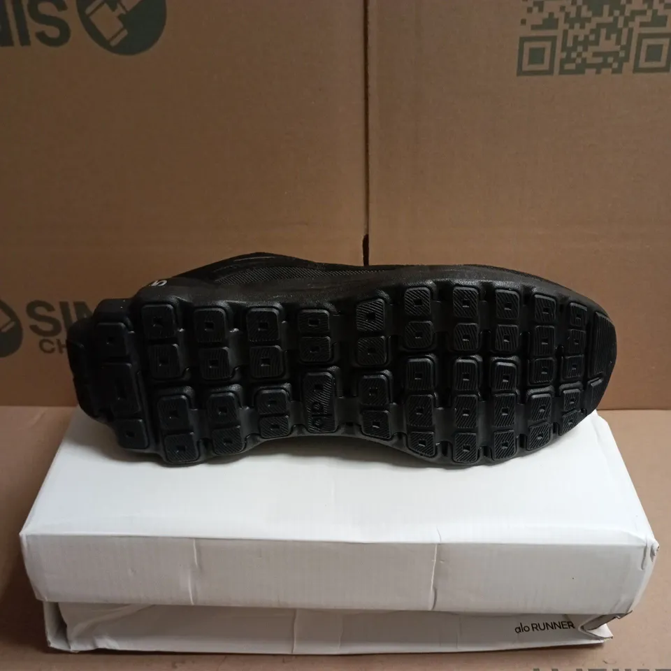 BOXED PAIR OF ALO RUNNER TRAINERS IN BLACK - 9.5
