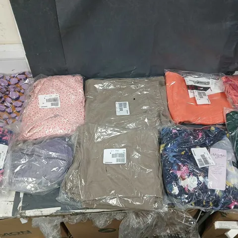 BOX OF APPROXIMATELY 15 ASSORTED CLOTHING ITEMS IN VARIOUS STYLES, COLOURS AND SIZES 