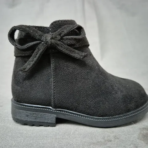 BOXED PAIR OF COZY PIXIES KID'S ANKLE BOOT IN BLACK W. BOW DETAIL EU SIZE 20