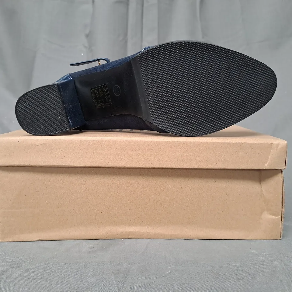 BOXED PAIR OF BELLUCCI POINTED TOE HIGH BLOCK HEELS IN NAVY EU SIZE 36