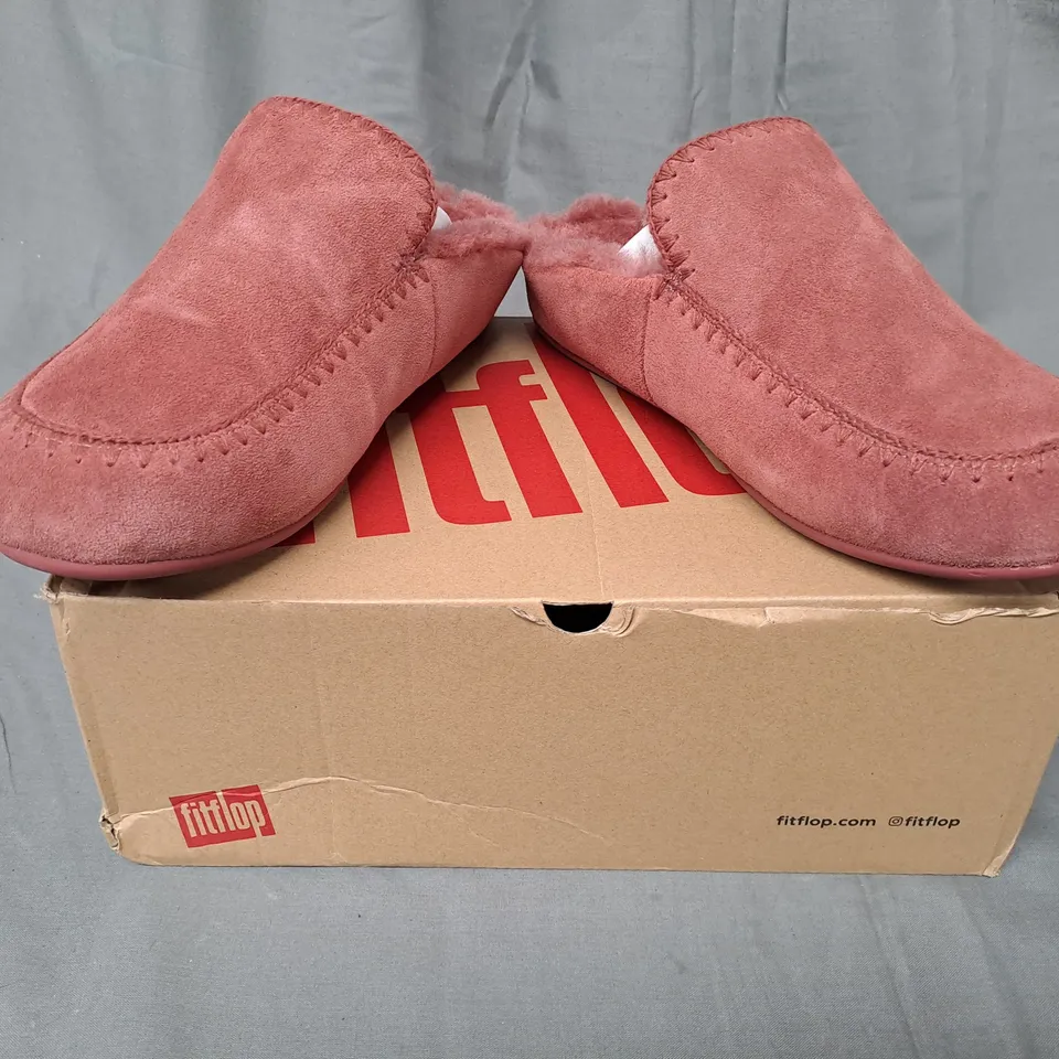 BOXED PAIR OF FITFLOP CHRISSIE II HAUS CROCHET-STITCH SHEARLING SLIPPERS IN CLAY UK SIZE 6