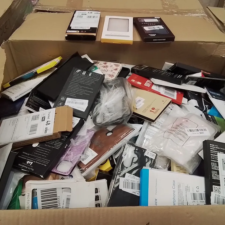 PALLET CONTAINING A LARGE QUANTITY OF PHONE CASES,SCREEN PROTECTORS