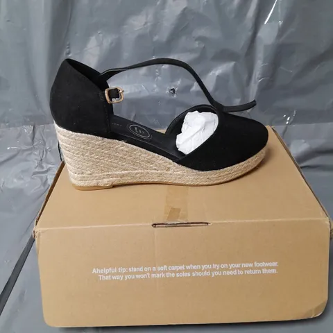 PAIR OF EXTRA WIDE CLOSED TOE WEDGE SHOES - BLACK - 5
