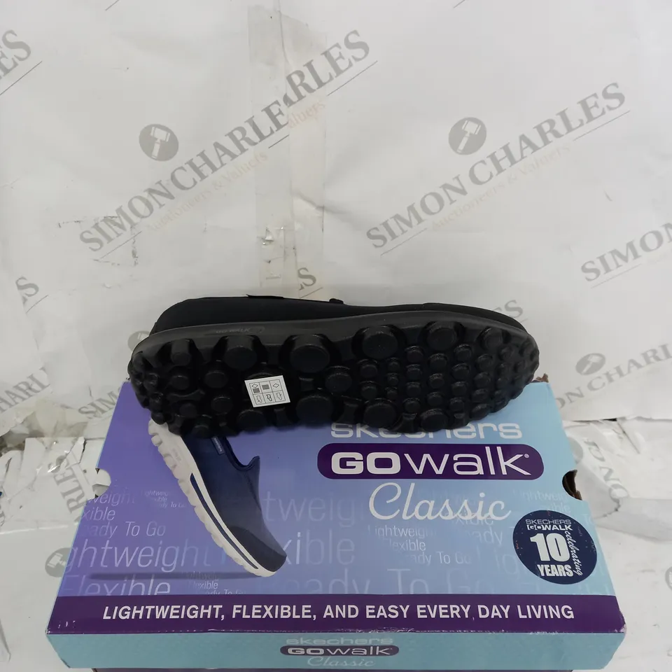 BOXED PAIR OF SKETCHERS GOWALK BLACK SIZE 7