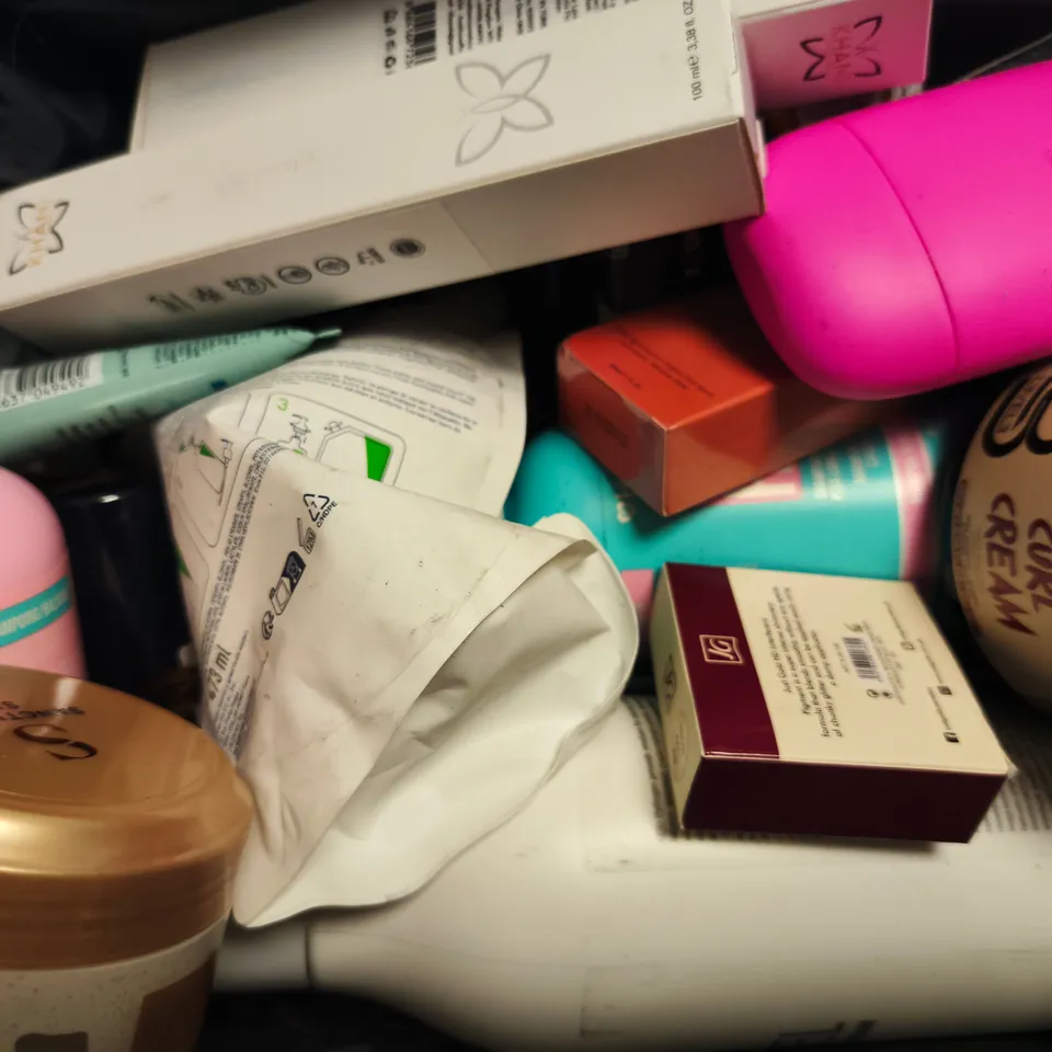 APPROXIMATELY 15 ASSORTED COSMETIC ITEMS INCLUDING VARIOUS MAKES AND BRANDS - COLLECTION ONLY