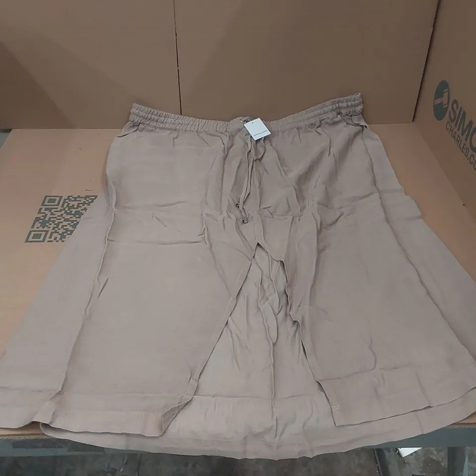 BOX CONTAINING APPROXIMATELY 10x BRAND NEW JD WILLIAMS TAUPE COLUMN SKIRTS -SIZE 30
