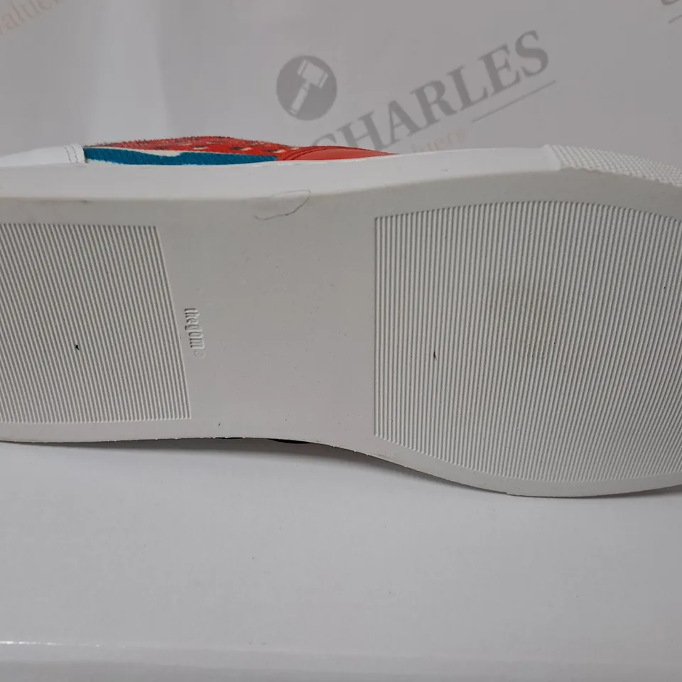 BOXED ADESSO TRAINER'S IN RED SIZE 6 