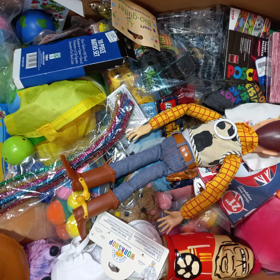 BOX OF APPROXIMATELY 20 ASSORTED TOYS AND GAMES TO INCLUDE SHARPIE PERMANENT MARKER SET, RASPBERRY PROP ICE CREAM, PODIUM ENAMEL PIN BADGE, ETC