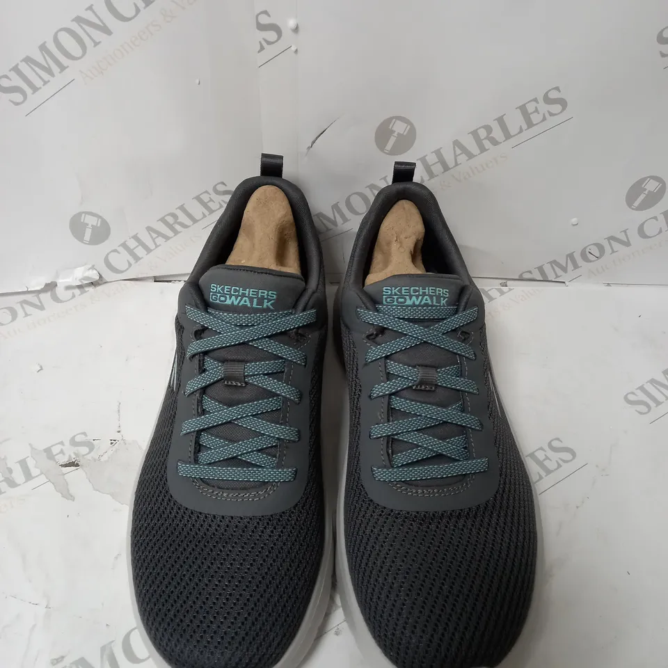 SKECHERS AIR COOLED GOGA MAT GO WALK TRAINERS - SIZE 5