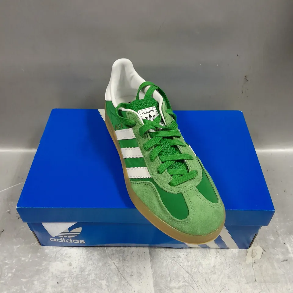 BOXED PAIR OF ADIDAS ORIGINALS GAZELLE MENS INDOOR SHOES IN FLAT WHITE/GREEN SIZE UK 7