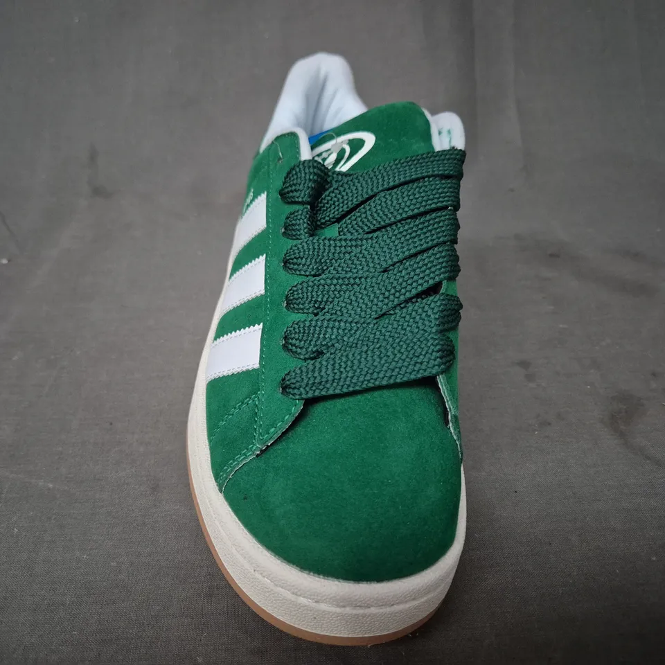 BOXED PAIR OF ADIDAS CAMPUS SHOES IN GREEN/WHITE UK SIZE 7.5