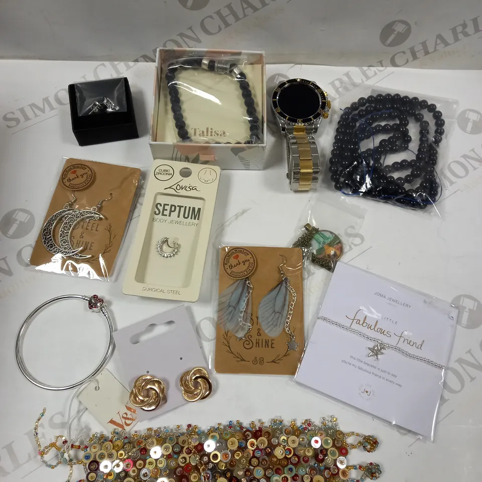 BOX OF APPROXIMATELY 25 ASSORTED JEWELLERY ITEMS IN VARIOUS DESIGNS TO INCLUDE MOON EARRINGS, STUD EARRINGS, SILVER EFFECT BANGLE ETC  