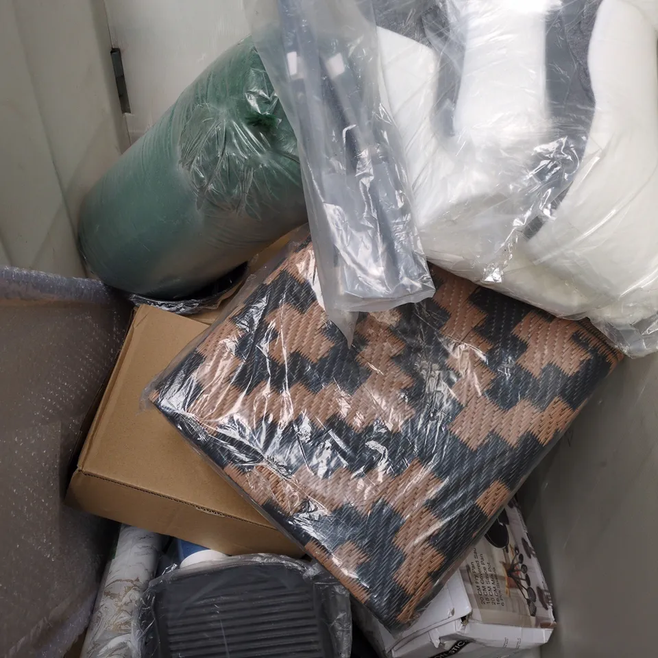 CAGE OF APPROXIMATELY 20 ASSORTED HOUSEHOLD PRODUCTS TO INCLUDE PAN SET, HOME DECOR, WALLPAPER ETC - COLLECTION ONLY 