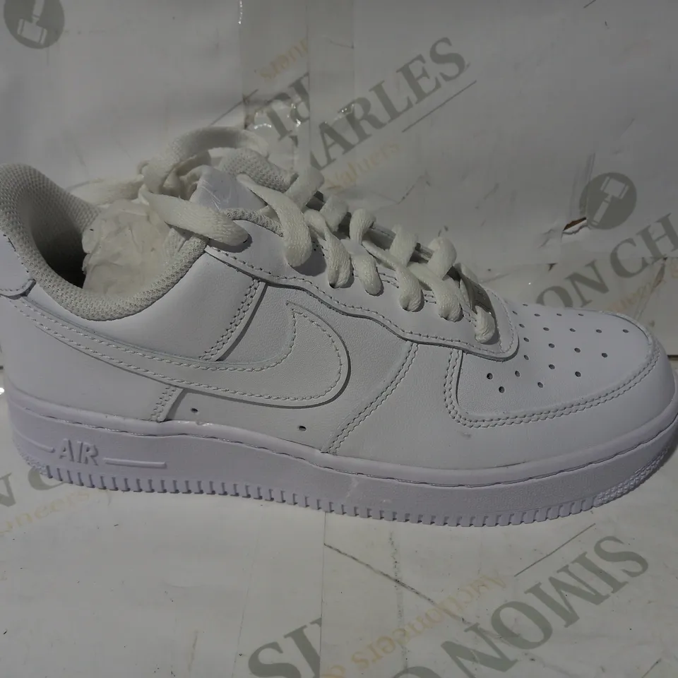 BOXED PAIR OF DESIGNER SHOES IN THE STYLE OF NIKE AIR FORCE 1 IN WHITE UK SIZE 4.5