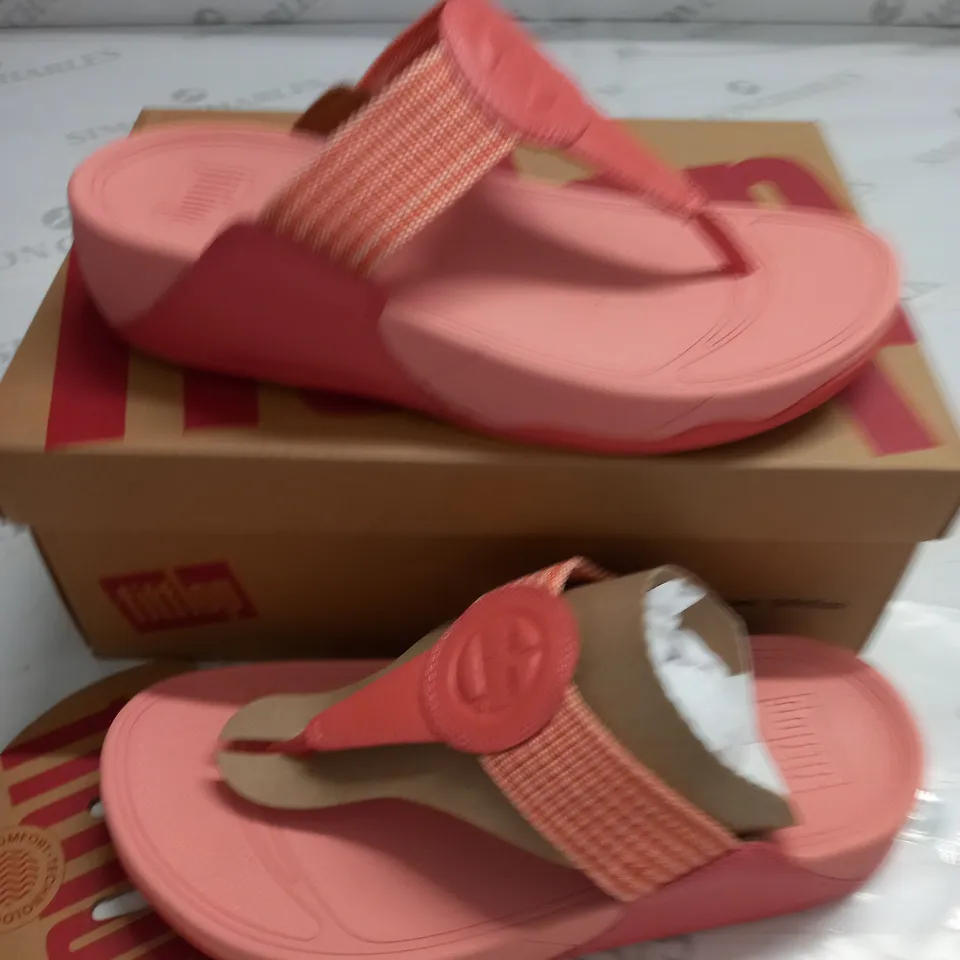 BOXED PAIR OF FITFLOP WALKSTAR TOE POST SANDALS IN SUNSHINE CORAL - UK 6