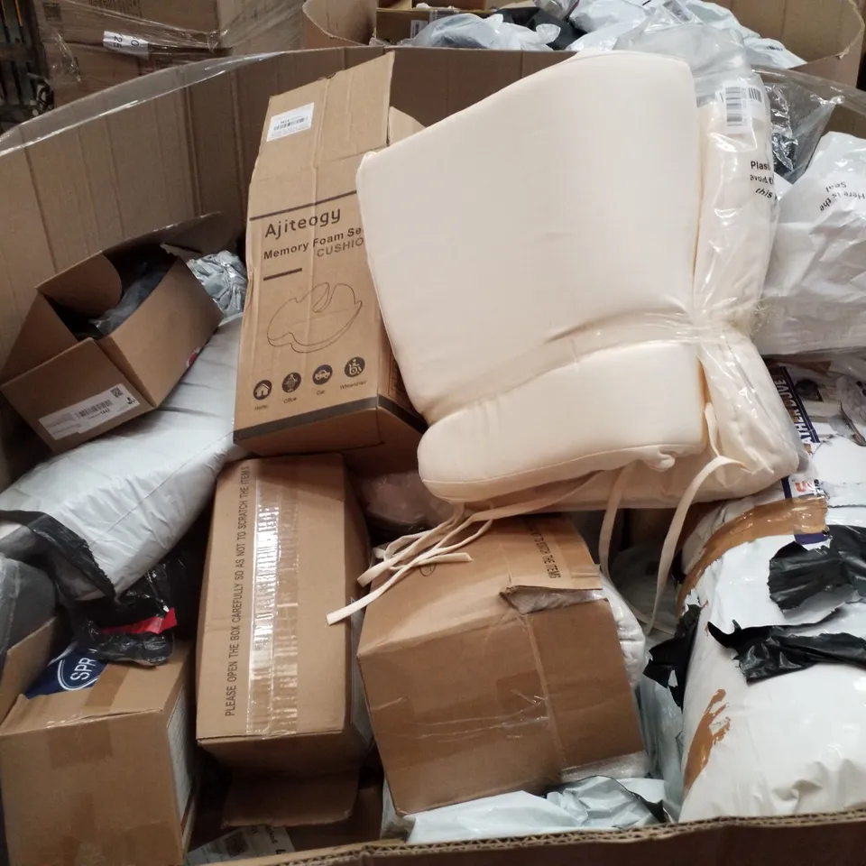 PALLET CONTAINING ASSORTED CUSHIONING & PILLOWS