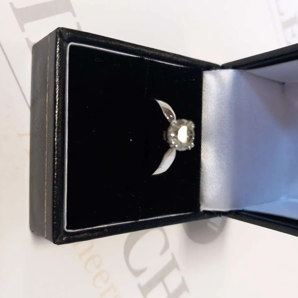 18CT WHITE GOLD SOLITAIRE RING SET WITH A NATURAL DIAMOND WEIGHING +1.08CT