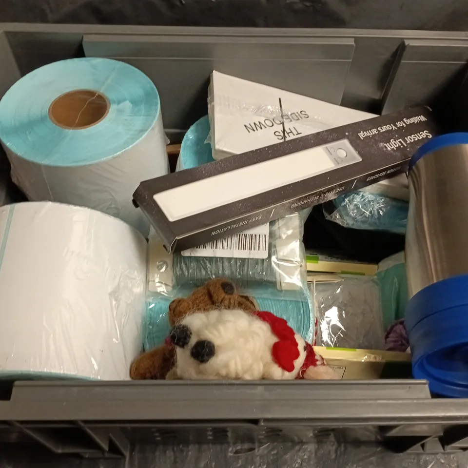 APPROXIMATELY 20 ASSORTED HOUSEHOLD ITEMS TO INCLUDE TRAVEL FLASK, LED LIGHT AND LABELS