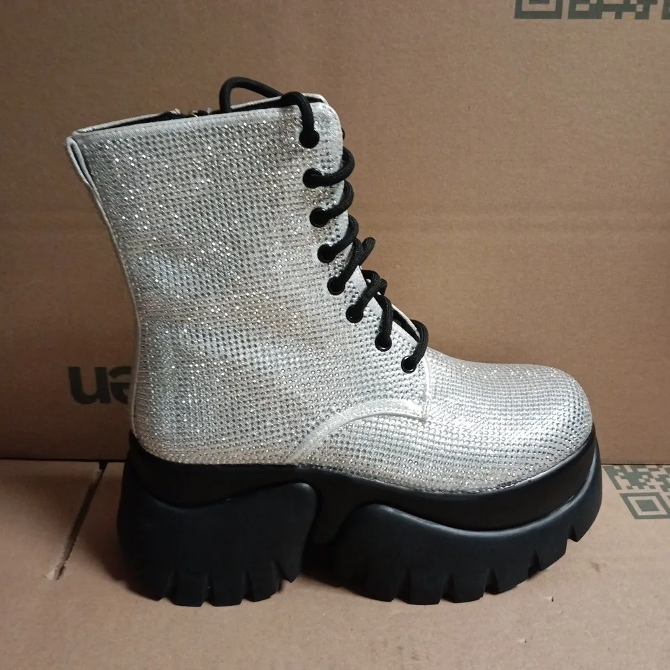 BOXED KOI TWILGHT SAGA VAMPIRE SKIN PLATFORM GLITTERING BOOTS – SILVER, UK4