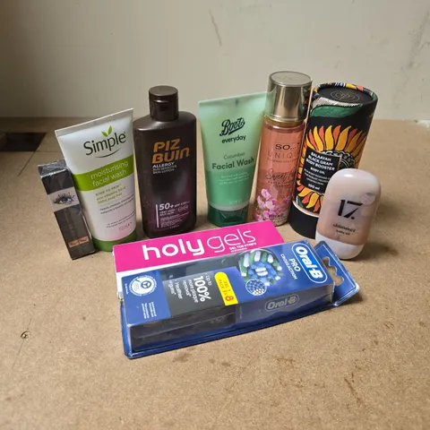 APPROXIMATELY 15 ASSORTED HEALTH & BEAUTY PRODUCTS TO INCLUDE SIMPLE FACIAL WASH, ORAL B HEADS, SO...? UNIQUE BODY MIST, ETC - COLLECTION ONLY