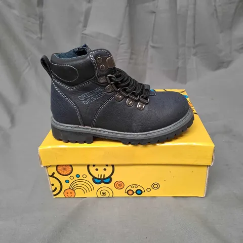 BOX OF APPROXIMATELY 12 PAIRS OF KENKA KIDS BOOTS IN NAVY - VARIOUS SIZES