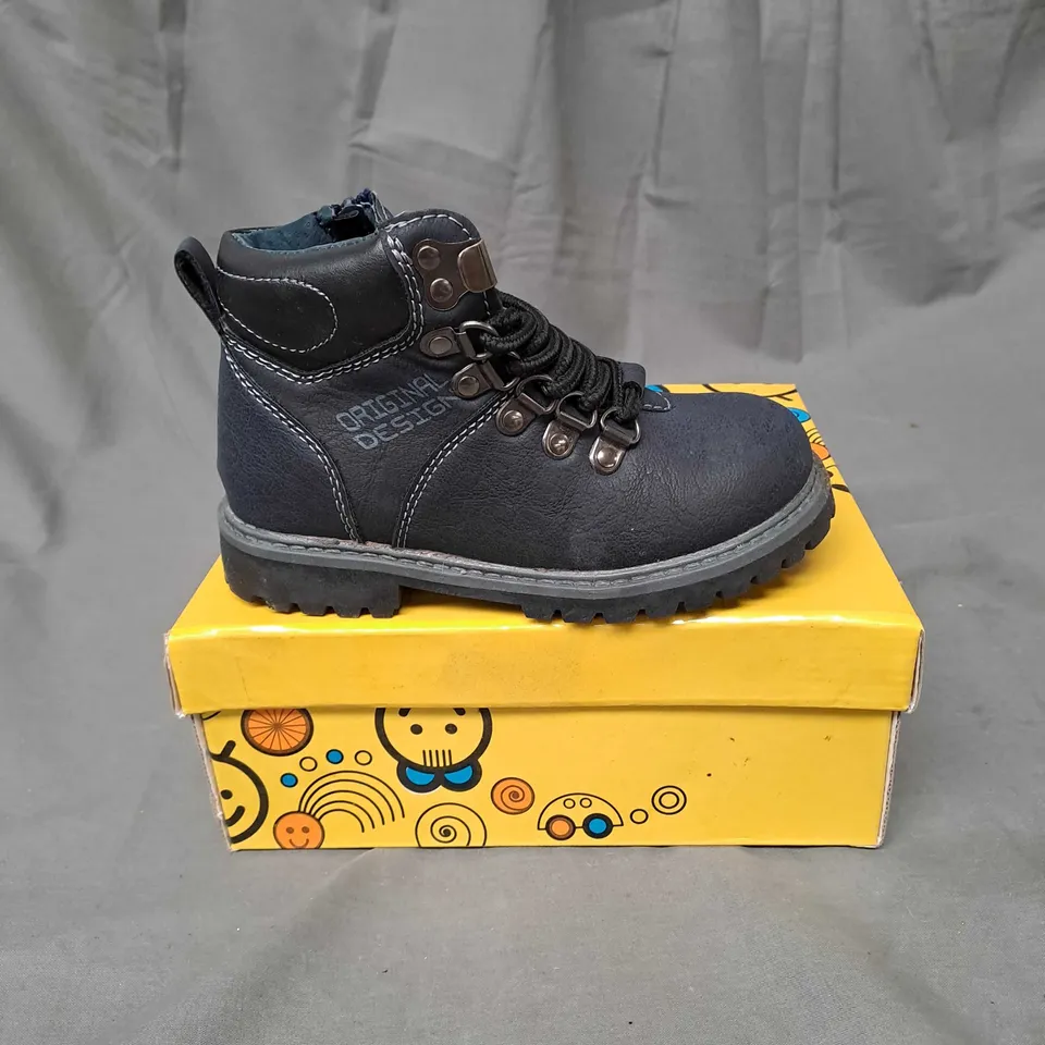 BOX OF APPROXIMATELY 12 PAIRS OF KENKA KIDS BOOTS IN NAVY - VARIOUS SIZES