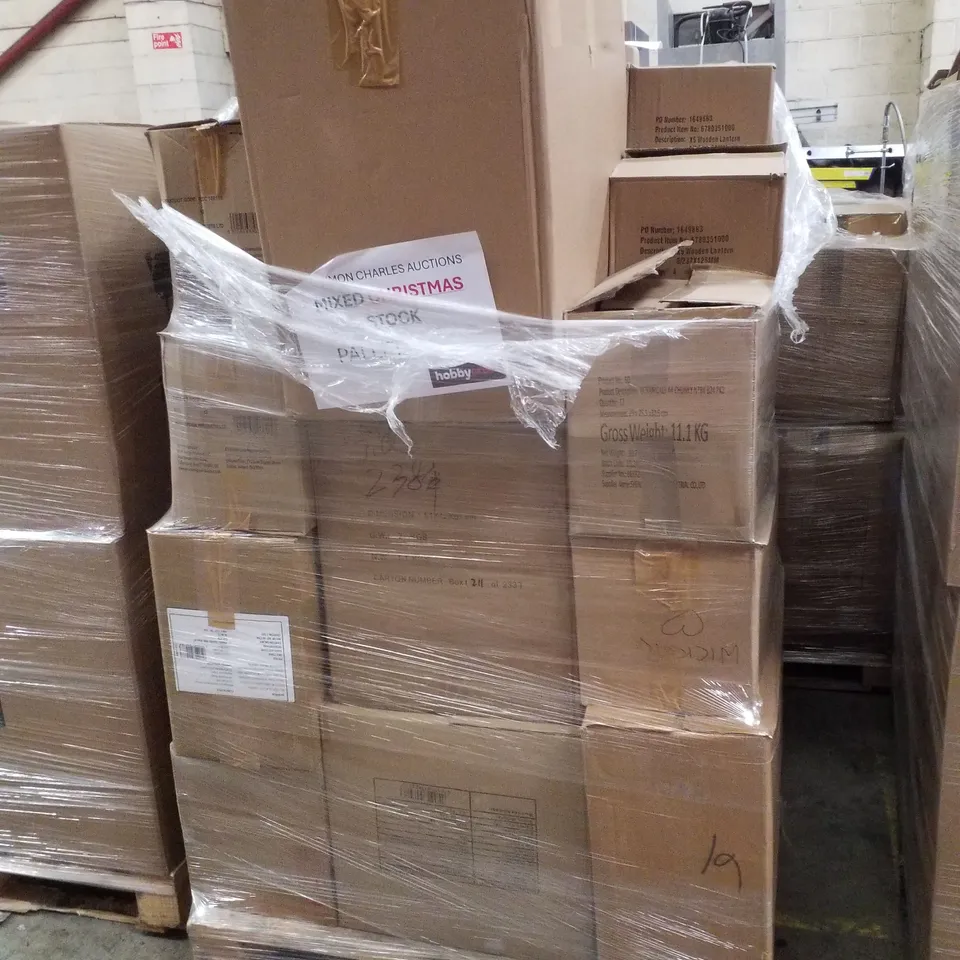 PALLET CONTAINING ASSORTED CHRISTMAS PRODUCTS & DECORATIONS INCLUDING WOODEN LANTERNS, STOCKINGS, STAR PINATA & FOIL CHRISTMAS TREE BALLOONS