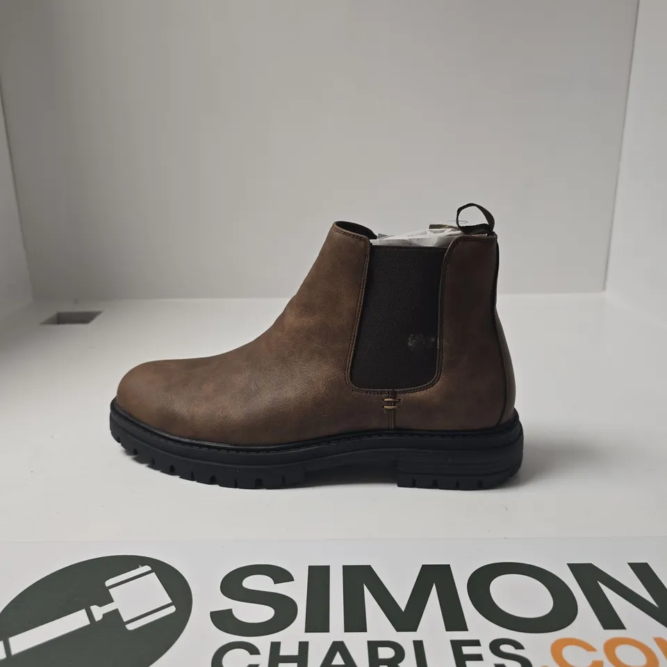 BROWN LEATHER CHELSEA BOOT WITH LUG SOLE PAVERS SIZE 8