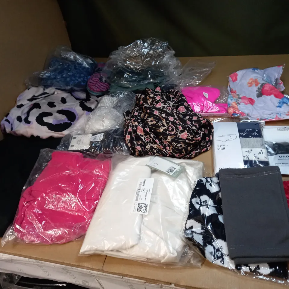 LOT OF APPROX 20 ASSORTED CLOTHING ITEMS TO INCLUDE JUMPERS, JEANS AND T-SHIRTS