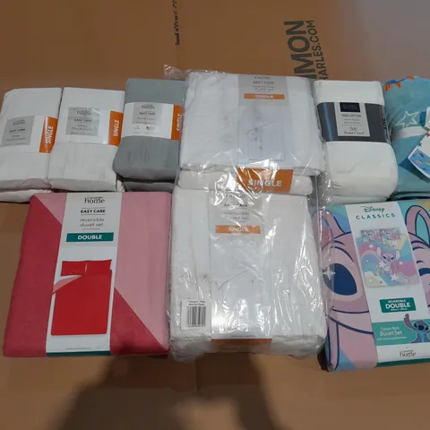 BOX OF APPROXIMATELY 10 ASSORTED BEDDING AND SOFT FURNISHING ITEMS TO INCLUDE - FITTED SHEET - DUVET SETS - TOWELS ETC. 