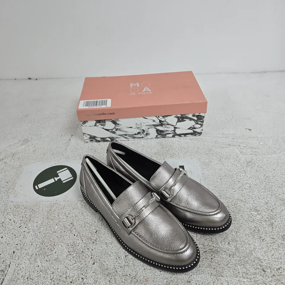 MODA IN PELLE WOMEN'S METALLIC PEWTER LEATHER BUCKLE LOAFERS SIZE 6
