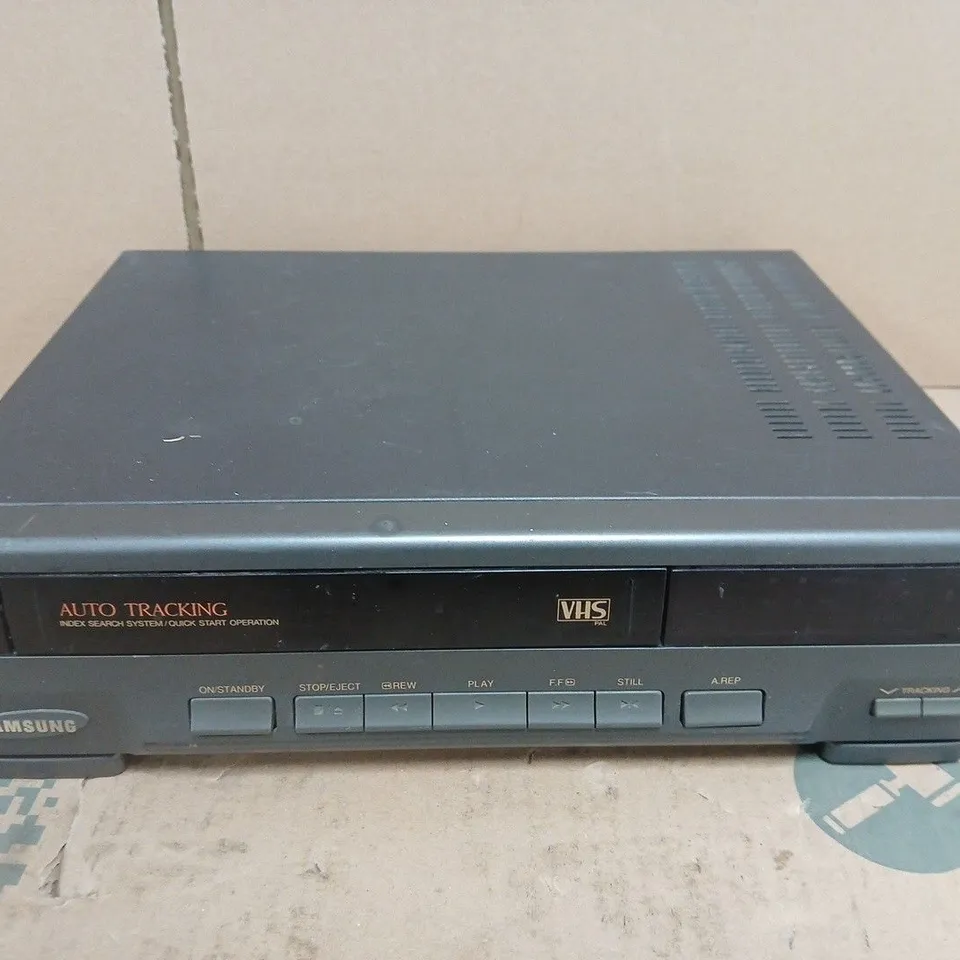 SAMSUNG VHS VIDEO CASSETTE RECORDER – AUTO TRACKING